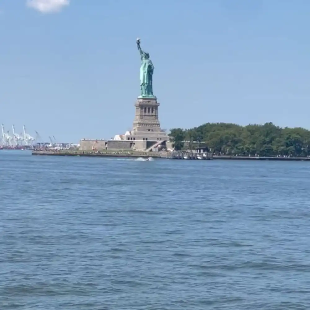 NYC: 自由の女神像＆エリス島ツアー（宿・ホテル送迎付き） | Trip.com