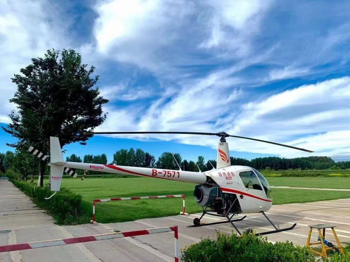 北京潞州通航直升機試駕飛行體驗/R22機型【機長服+機庫參觀+專業教練一帶一+直升機合影留念+頒發學員證】