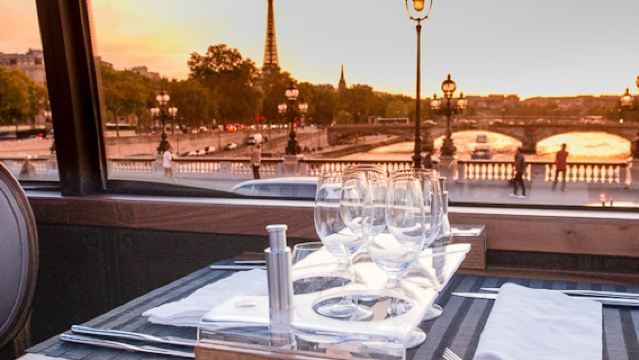 Gastronomic Dinner on the Bustronome