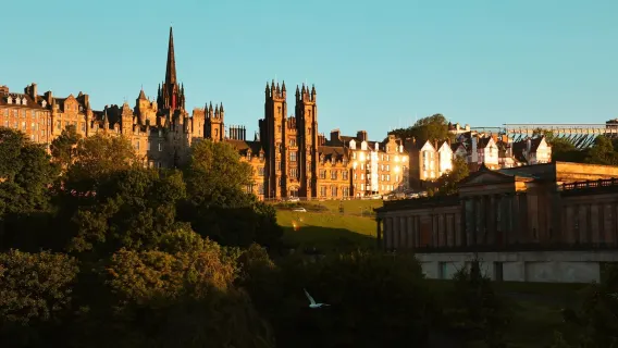 Edinburgh Transport Package [Self-guided Tour + Round-trip train ticket from London to Edinburgh + Hop-on Hop-off bus Tour in Edinburgh + Edinburgh Castle admission ticket]