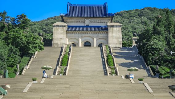Private Car Day Tour to Dr. Sun Yat-sen's Mausoleum, Confucius Temple&Zhonghua Gate