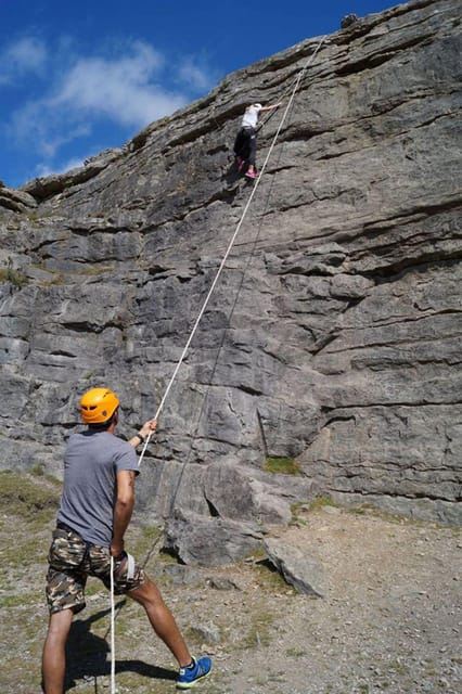 Llangollen: esperienza di arrampicata su roccia e discesa in corda doppia