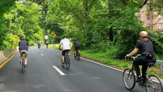 Sepeda Minggu di Bronx River Parkway dengan Penyewaan Sepeda
