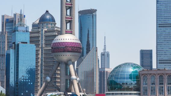 Jardín Yuyuan + Área turística del Templo del Dios de la Ciudad + Torre de la Perla de Oriente + Crucero por el río Huangpu con opción de té y pasteles tradicionales chinos