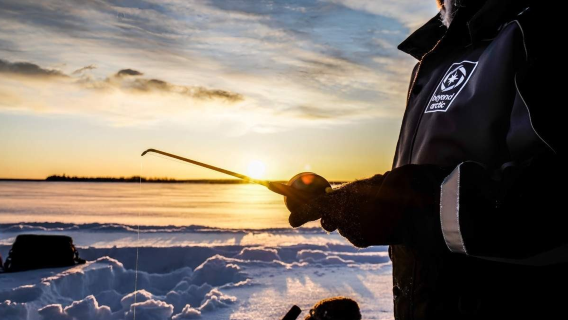 Pêche sur glace à Rovaniemi en Finlande [boissons chaudes et collations incluses + expérience de grillade du poisson pêché autour d'un feu de camp]