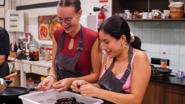 Gaudí Highlights & Paella Cooking Class Small Group