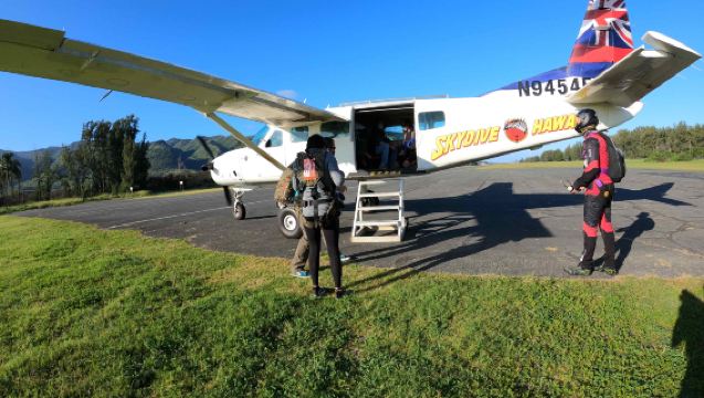 ハワイでのスカイダイビング（14,000フィート）