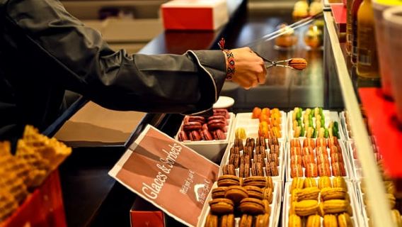 Paris: Montmartre Chocolate & Pastries Tour with 8+ Tastings