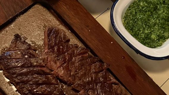 Tempahan di Flat Iron Restaurant - Restoran Harta Karun di London, England, UK untuk Hidangan Steak