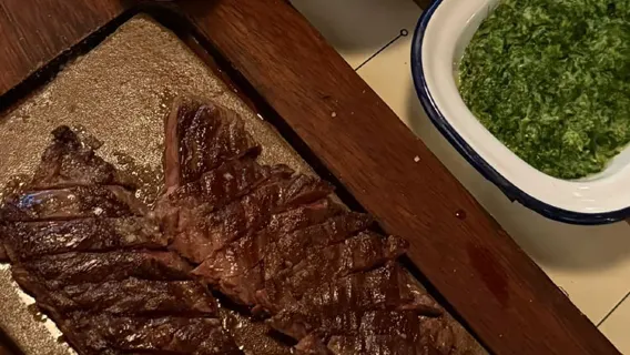 Prenotazione al ristorante Flat Iron, tesoro culinario a Londra, Inghilterra, Regno Unito, specializzato in bistecche e piatti a base di ferro piatto