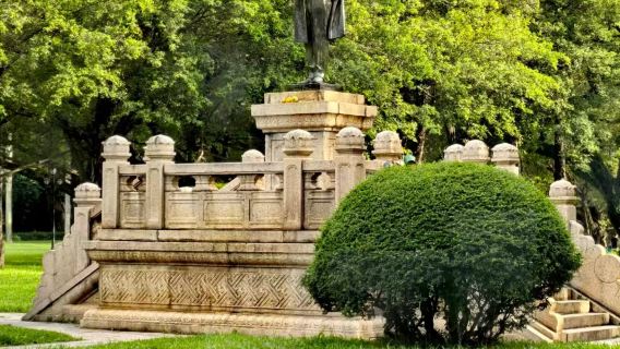 Excursión de un día con servicio de coche privado con conductor a la Universidad Sun Yat-sen, el Museo Marítimo de Guangzhou y el Templo de Nanhai en China / itinerario ajustable