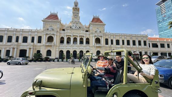Tour nocturno privado por Saigón en jeep clásico: comida callejera y mercado Ho Thi Ky