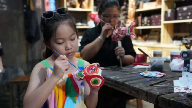 Huizhou Ancient Town 1.5hr Chinese Guide + Intangible Cultural Heritage Fish Lantern Painting Experience (Includes Professional Instruction)