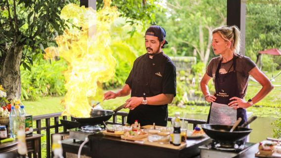 Small Group Cooking Class: Fun Thai Cuisine at Grandma's Home in Chiang Mai|Market purchase + farm picking|Family-friendly cooking class: Learn to make 3 dishes from scratch|Pick-up & drop-off at the hotel