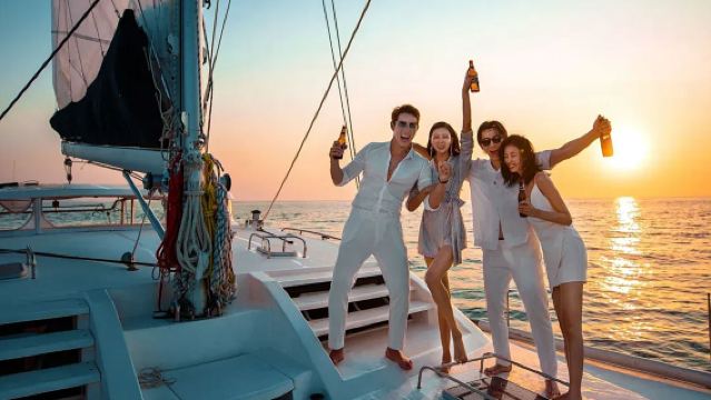 Crucero al atardecer en yate por la isla de Penang con servicio en inglés, reserva el mismo día y cena de mariscos