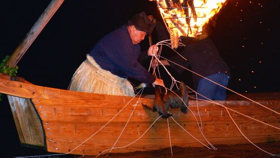 Passeio de um dia para observação de pesca com cormorães no rio Nagara, Gifu | Observação exclusiva em barco privativo, passeio pelas ruas de Gujo Hachiman e jantar completo com truta-do-rio (partida de Nagoia) [Organizado por uma agência de viagens japonesa]
