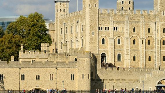หอคอยแห่งลอนดอน: ทัวร์พร้อมไกด์ในช่วงเช้า + เครื่องประดับมงกุฎ และพิธีเปิด