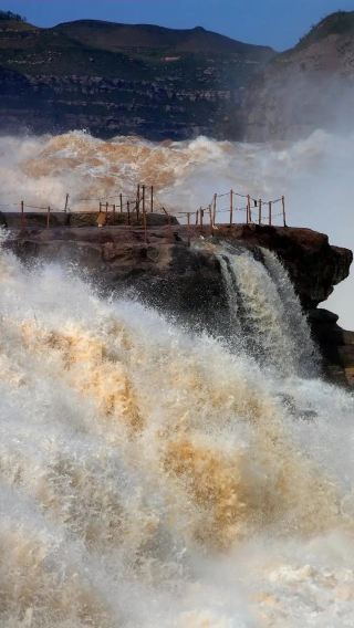 A one-day tour of Hukou Waterfall on the Yellow River in Yan'an, Shaanxi Province, including admission to the Mausoleum of the Yellow Emperor and Xuanyuan Temple, suitable for families with children.