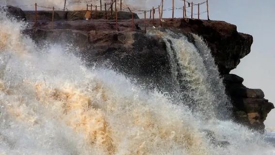 Eintägige Tour zum Hukou-Wasserfall des Gelben Flusses in Yan'an, Shaanxi, mit Besuch des Mausoleums des Gelben Kaisers und des Xuanyuan-Tempels, inklusive Transfer und Familien-Geteilte Tour für Eltern und Kinder