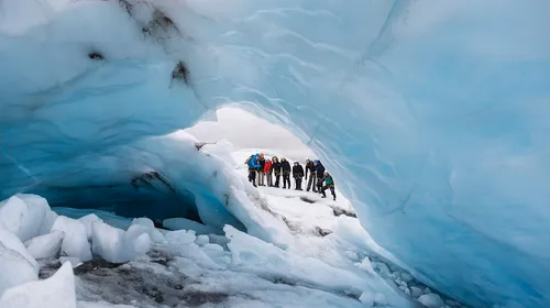 氷河を滑る アイスランド・ヴァトナヨークトル氷河のスカフタフェット氷河