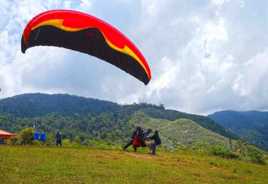 Lohan Adventure: Paragliding with Visit Desa Dairy Farm | Kota Kinabalu, Sabah