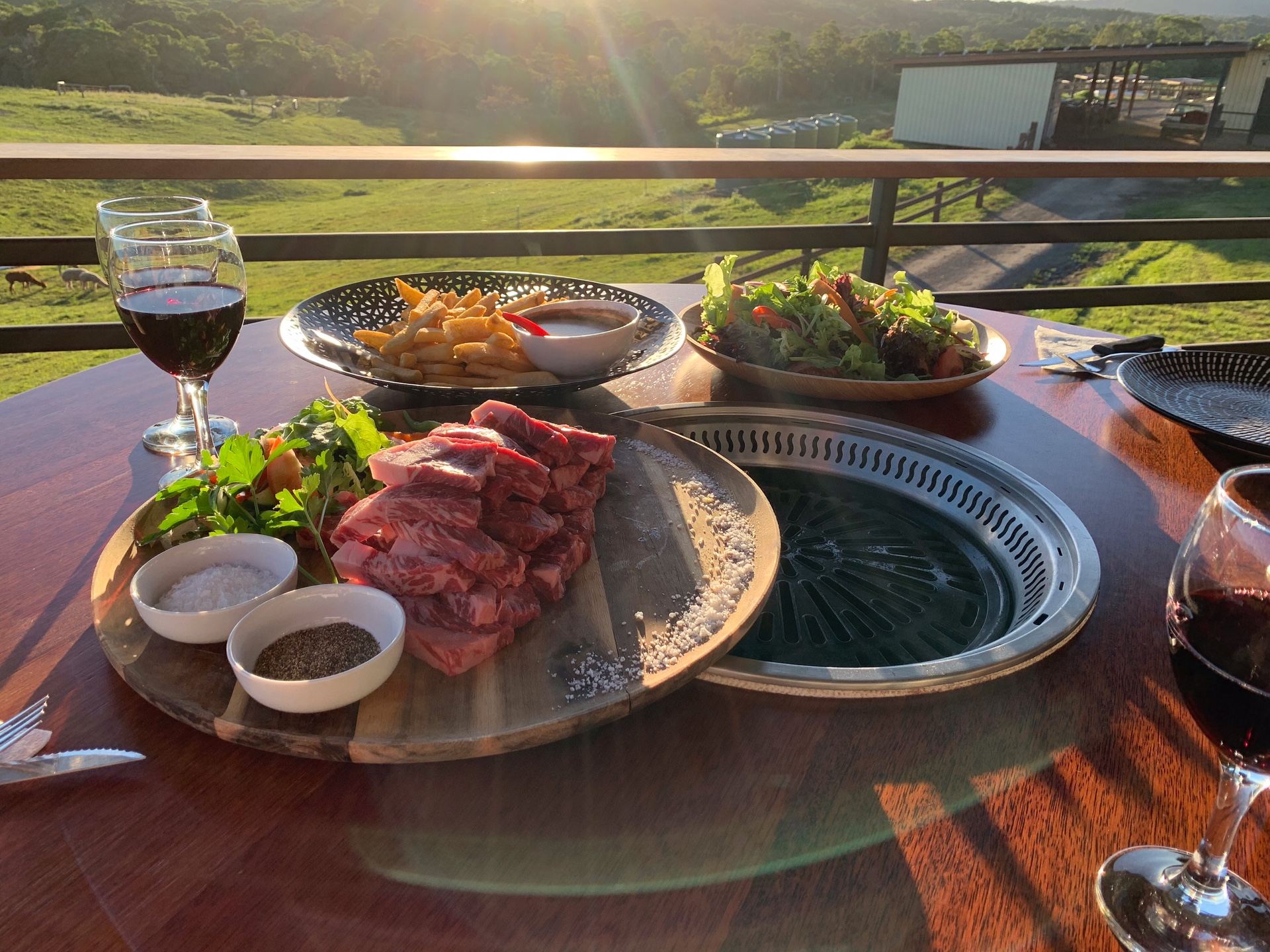 Cena con manzo Wagyu M7 e tour in ATV alla Cool Niu Farm di Kuranda, Cairns con servizio di trasporto incluso