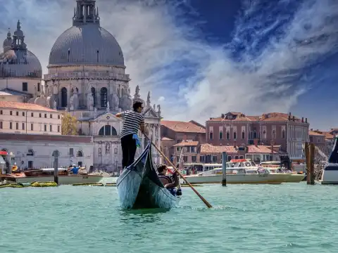 イタリア・ヴェネツィアのカナル・グランデで楽しむロマンチックな
