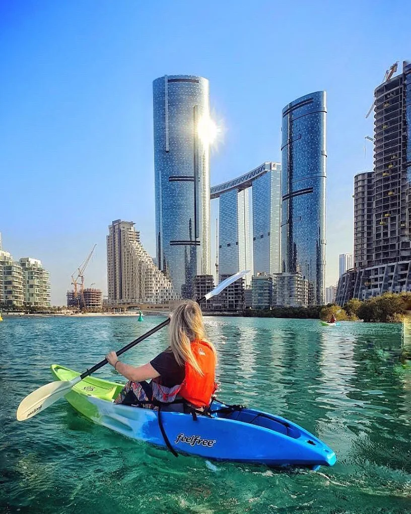 Kayak di 2 ore alle isole artificiali di Abu Dhabi [Kayak di 2 ore all'isola di Reem ad Abu Dhabi con guida, attrezzatura completa e acqua potabile]