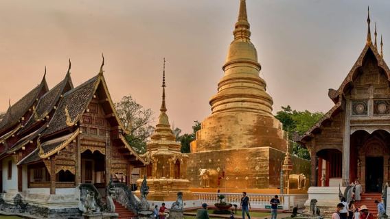 Chiang Mai Light: Recorrido nocturno en tuk tuk con templos y mercados