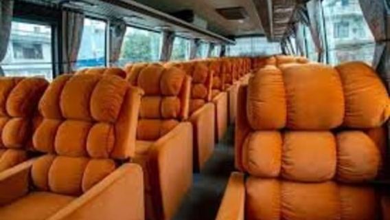 Bus Chitwan-Pokhara avec sièges-canapés