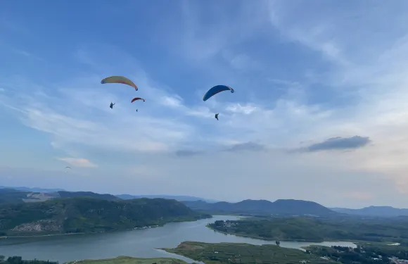 山東臨沂長山滑翔傘【俯瞰湖景+空中翱翔+專業教練一帶一】