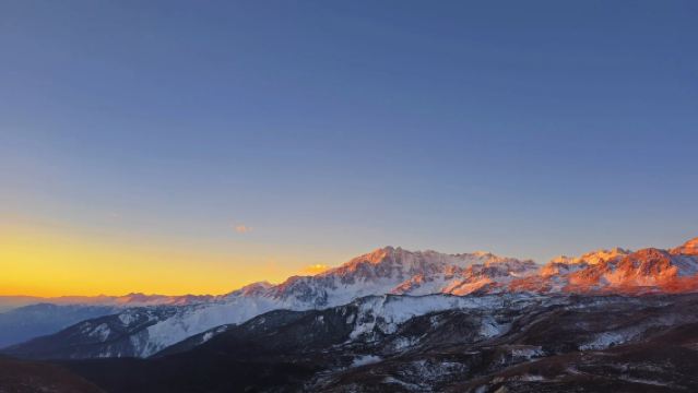 成都野馬海子・宿泊キャンプ【2日間の没入型体験+原生林ツアー+万年氷河観賞+自由散策+成都往復】