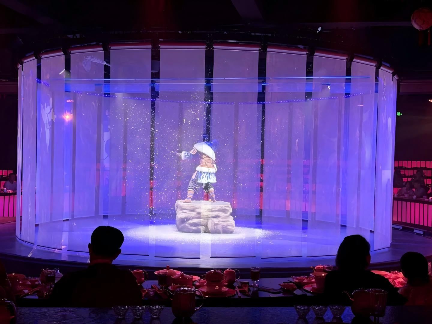 Dali Lisong Banquet: Savor authentic local delicacies, admire the scenery of Cangshan and Erhai Lake, and be captivated by the ancient charm of the Bai ethnic group.