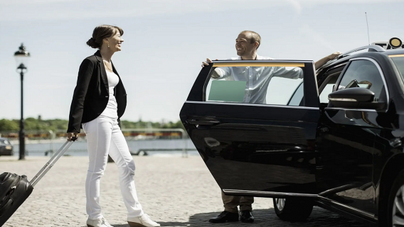 Dubai International Airport drop-off private charter (English-speaking driver)