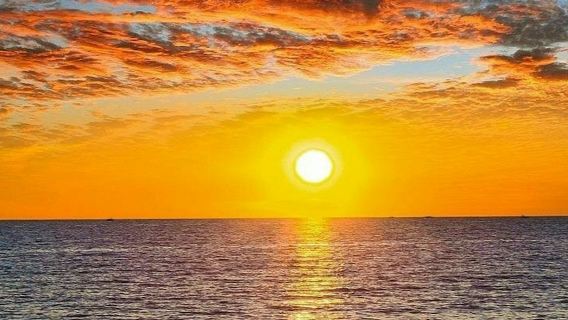 Empuriabrava: Sunset Catamaran Cruise from Roses + Cocktail + Swim Stop