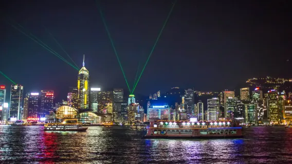 Bauhinia Hafenrundfahrt: Fahrkarte für die Schifffahrt bei der Nachttour durch den Victoria Harbour in Hongkong & Abendbuffet auf dem Meer & Live-Band