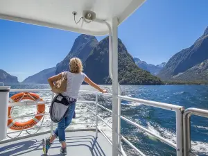 Milford Sound Day Tour and Cruise from Queenstown 