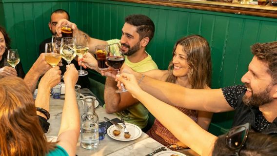 Barcelona: Small Group Guided Walking Tour + Tapas & Drinks