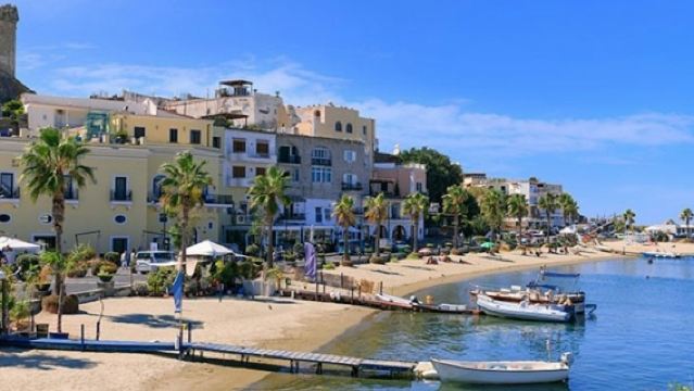 Forio: Tagesausflug + Tragflügelboot-Transfer ab Neapel mit optionalem Mittagessen