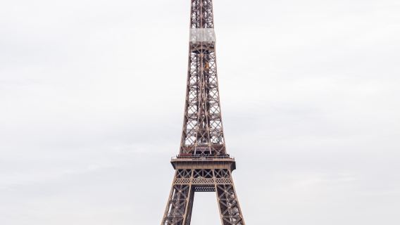 Rundfahrt mit dem Sightseeing-Bus durch Paris + Besuch des Eiffelturms