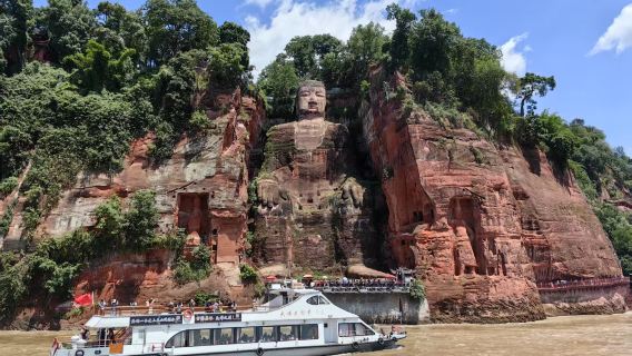 Tour privado todo incluido: Visita a los pandas de Chengdu y paseo en barco al Buda de Leshan con almuerzo