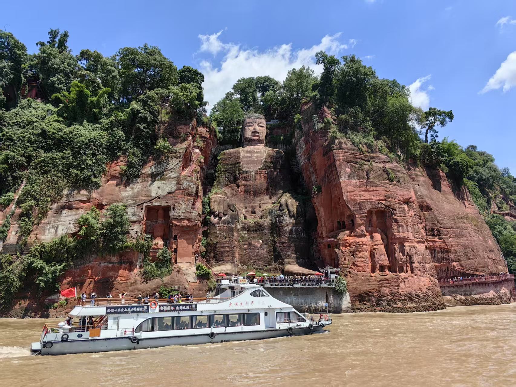 Private All-Inclusive Chengdu Panda Base & Leshan Buddha Boat Trip with Specialty Lunch