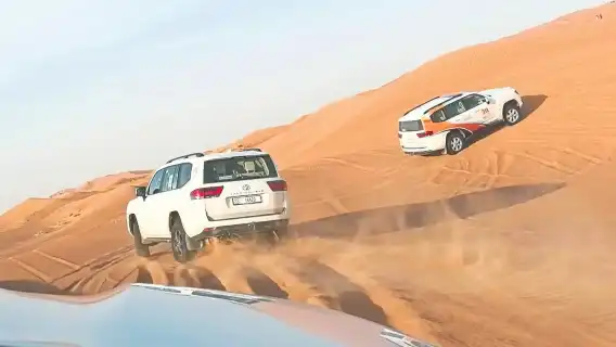 杜拜沙漠紅沙衝沙 可選空調房 飯店接駁+晚餐表演騎駱駝+手繪