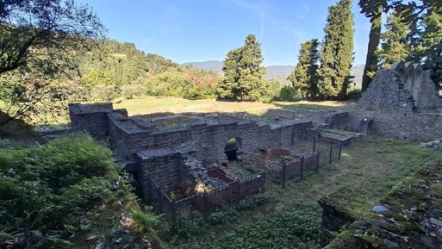 Florence to Fiesole: Golf Cart Tour with Roman Theatre Visit