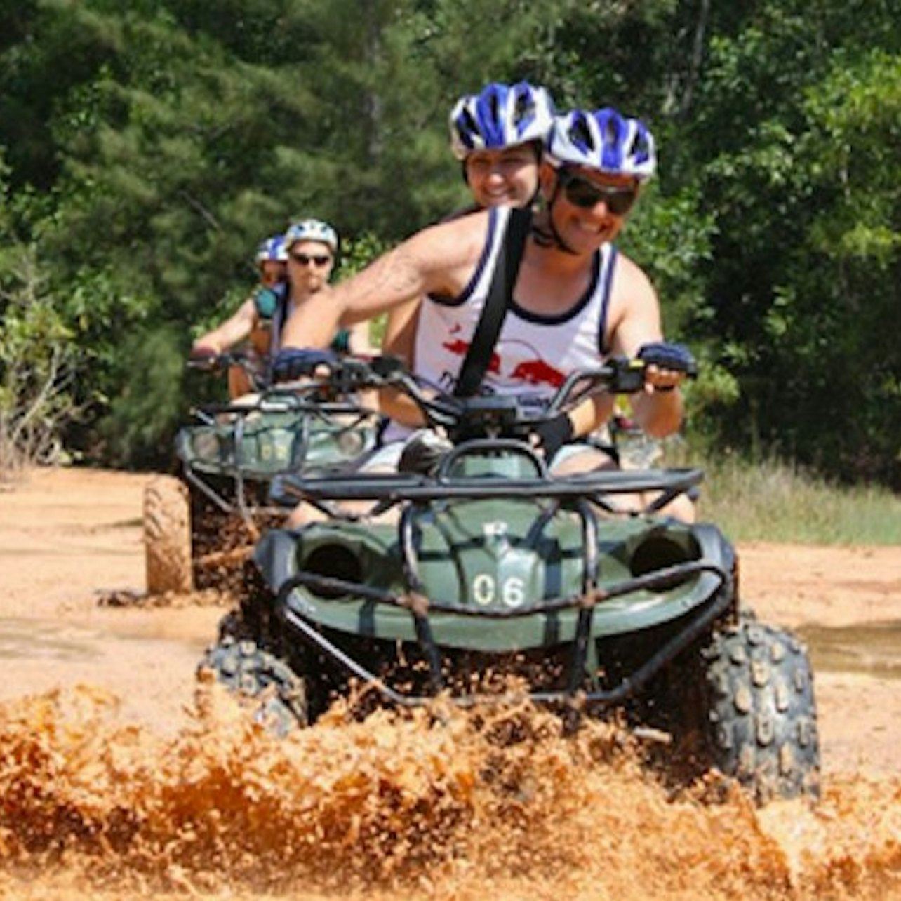 Phuket: Tour guidato in ATV nella giungla di mangrovie e spiaggia nascosta + trasporto