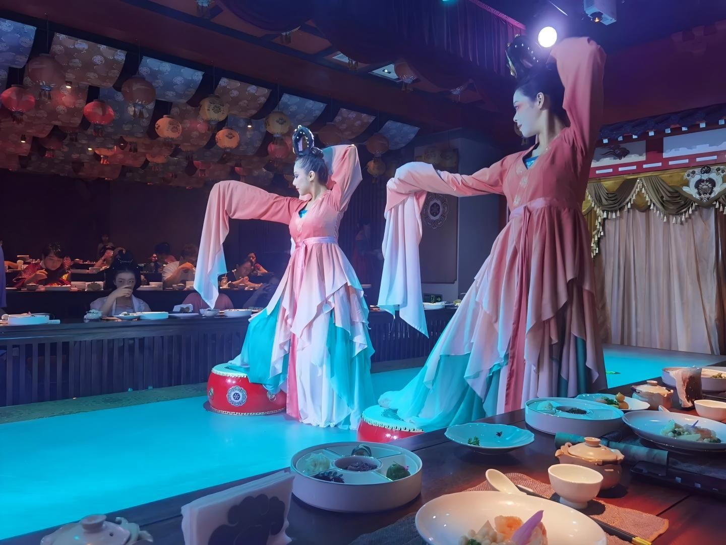 Xi'an Imperial Tang Banquet: A Time-Travel to the Glorious Tang Dynasty, Indulge in Its fancy Feast!