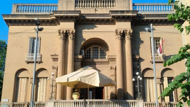 中文包車特斯拉博物院+澤蒙+中國大使館遺址等熱門景點一日遊