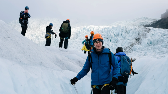 Desde Skaftafell: excursión de un día en viaje organizado a la cueva de hielo azul y caminata por el glaciar Vatnajökull