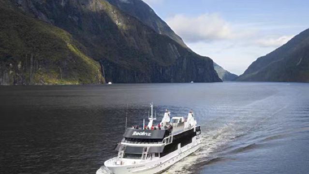 Queenstown Milford Sound 1-Day Tour [Deluxe Panoramic Bus + Cruise]