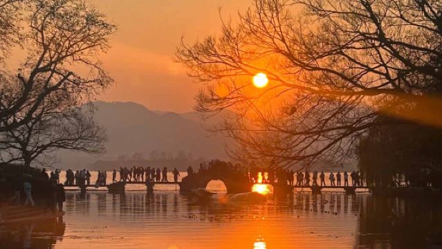 Hangzhou, China: West Lake Ten Scenes + Lingyin Temple Feilai Peak + Leifeng Tower Multilingual Guide | Customized Private Charter